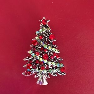 🎄🎄60% off Holiday Red multi color Red Rhinestone star Tree Brooch/pendant!